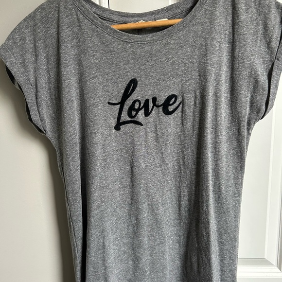 Christian Siriano Gray 'Love' Print Short Sleeve Top - Picture 1 of 6